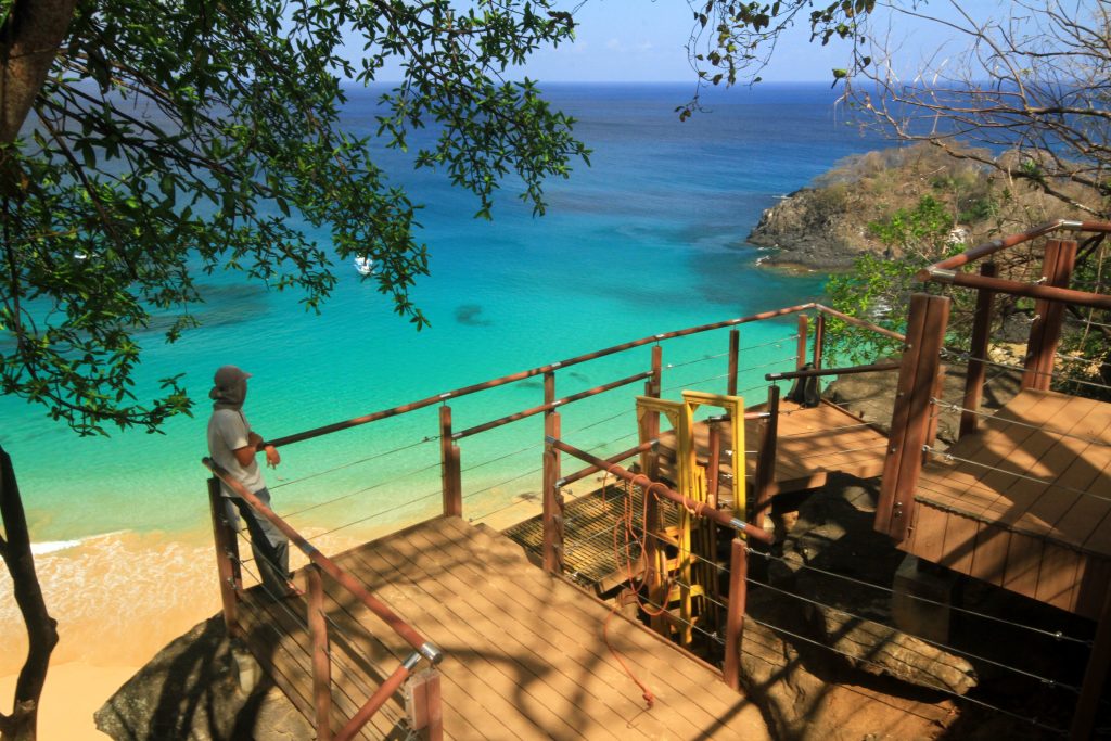 Guia na Praia do Sancho, Fernando de Noronha.