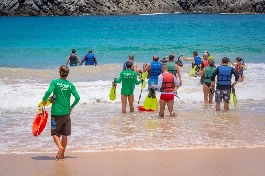 Turistas sendo acolhidos e direcionados pelos guias turísticos da Atalaia Noronha 