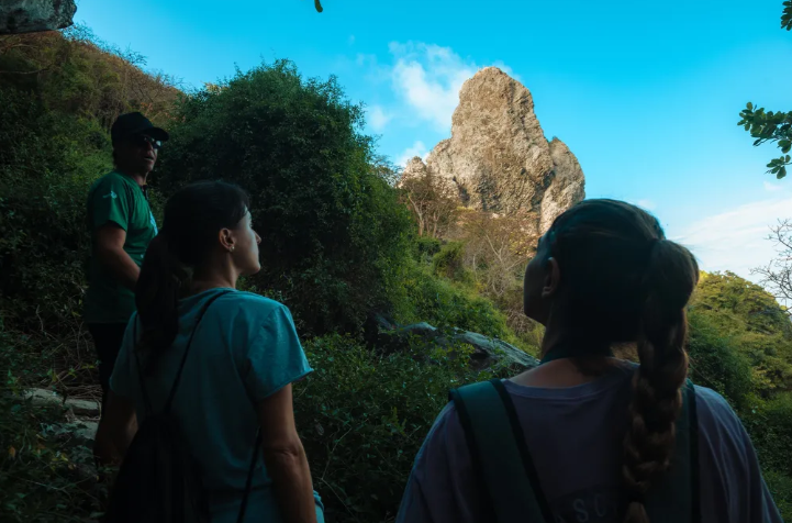Turistas fazendo a trilha do Piquinho, junto a um guia credenciado da Atalaia Noronha 